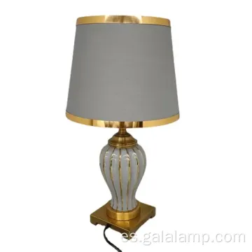 Elegante lámpara de mesa de cerámica con base de metal dorado